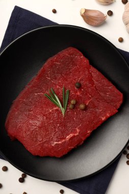 Lezzetli yemek kavramı ve çiğ biftek.