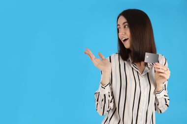 Mavi arka planı olan çekici bir kadın.