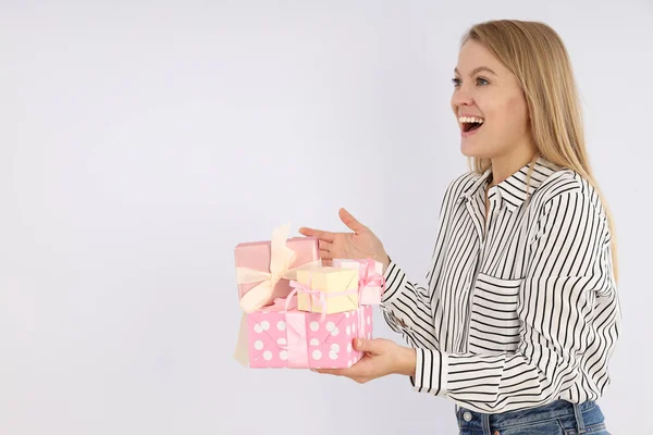 Jonge Vrouw Met Geschenkdozen Witte Achtergrond — Stockfoto