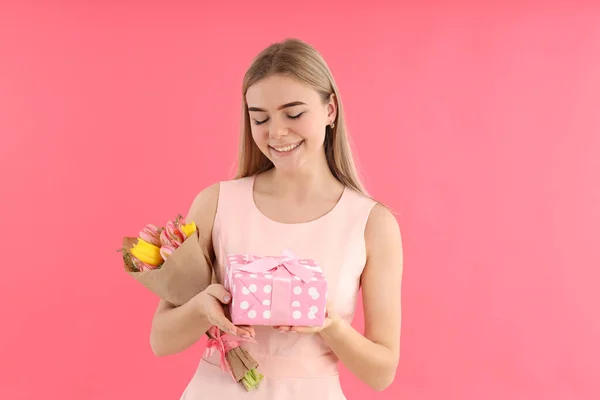 Jonge Vrouw Met Boeket Geschenkdoos Roze Achtergrond — Stockfoto