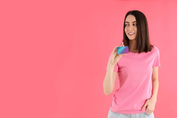 Ελκυστική Γυναίκα Shirt Κατέχει Κάρτα Ροζ Φόντο — Φωτογραφία Αρχείου