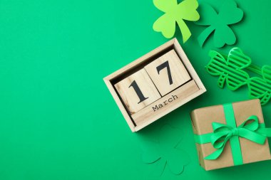 Farklı St. Patrick Günü aksesuarları, mesaj için yer.