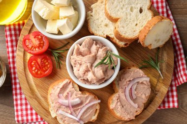 Lezzetli yemekler ve etli sandviçler.