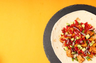 Turuncu arka planda lezzetli taco.