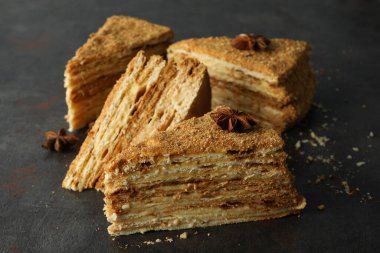 Koyu dokulu arka planda ballı kek parçaları