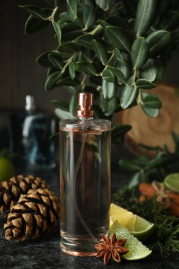 Parfüm ve malzeme içeren kompozisyon, kapat.