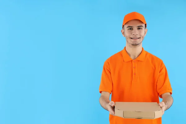 蓝色背景比萨饼盒吸引人的送货人 — 图库照片