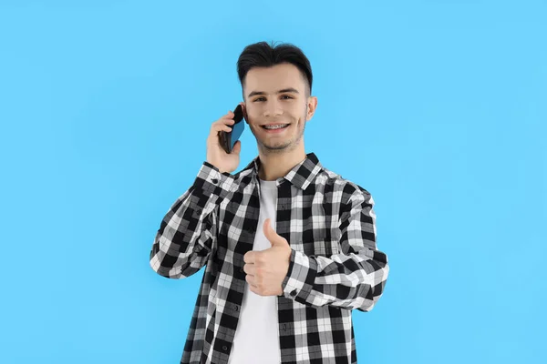 Pria Berbaju Dengan Telepon Dengan Latar Belakang Biru — Stok Foto