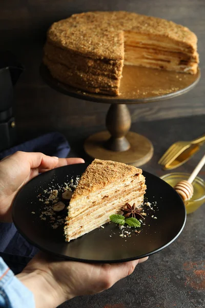 蜂蜜ケーキとおいしいデザートの概念 選択的フォーカス — ストック写真