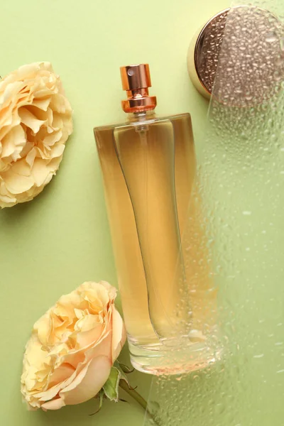 Skład Butelką Kobiecych Perfum Zbliżenie — Zdjęcie stockowe