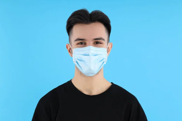 Joven Hombre Máscara Médica Sobre Fondo Azul —  Fotos de Stock