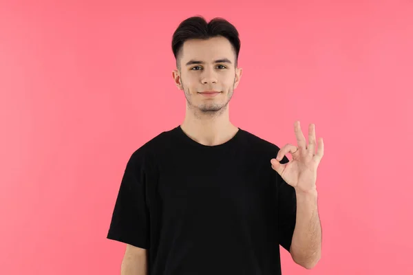 Pemuda Yang Menarik Shirt Dengan Latar Belakang Pink — Stok Foto