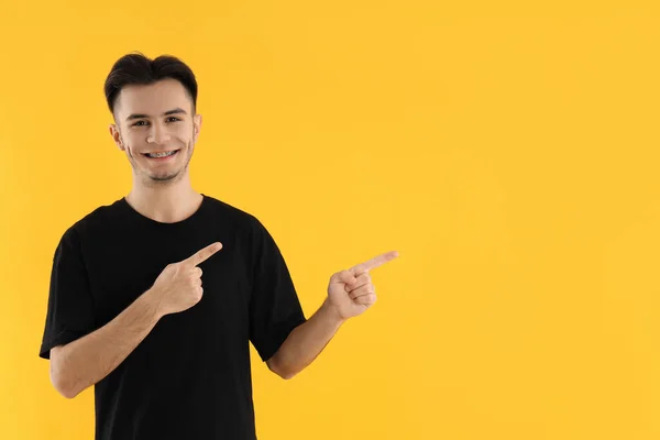 Pemuda Yang Menarik Dengan Kaos Berlatar Belakang Kuning — Stok Foto