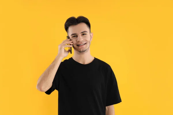 Mladý Muž Mluvit Telefonu Žlutém Pozadí — Stock fotografie