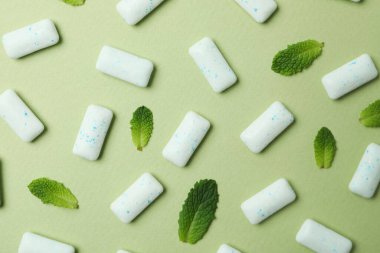 Yeşil arka planda sakız ya da nane şekeri çiğneme