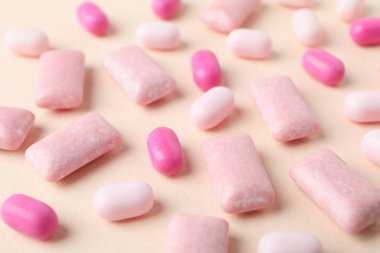 Bej arka planda sakız çiğnemek veya sakız çiğnemek