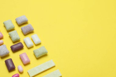 Sarı arkaplanda sakız çiğneme veya sakız, metin için boşluk