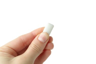 Kadın eli sakız tutuyor, beyaz arka planda izole edilmiş.