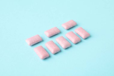 Mavi arkaplanda sakız çiğnemek ya da sakız