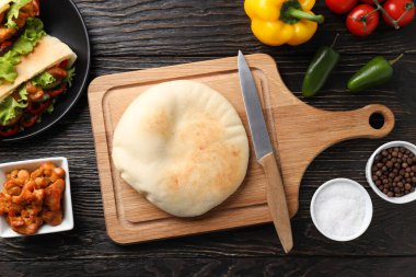 Ahşap arka planda pide pişirme kavramı