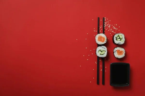 寿司ロール付きのおいしい料理のコンセプト テキストのためのスペース — ストック写真