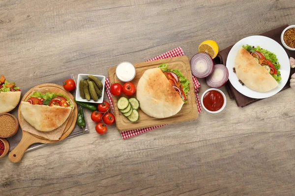 Ahşap arka planda pide pişirme kavramı