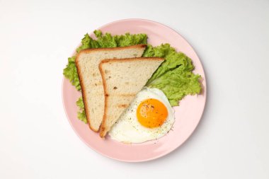 Beyaz arka planda lezzetli bir kahvaltı tabağı.