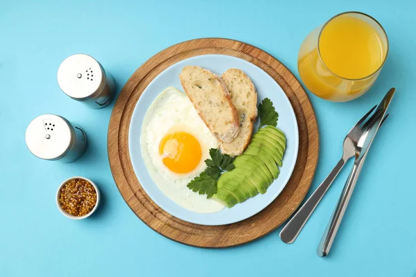 Mavi Arka Planda Lezzetli Kahvaltı Kavramı — Stok fotoğraf