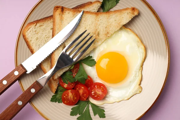 Teller Mit Leckerem Frühstück Auf Violettem Hintergrund — Stockfoto