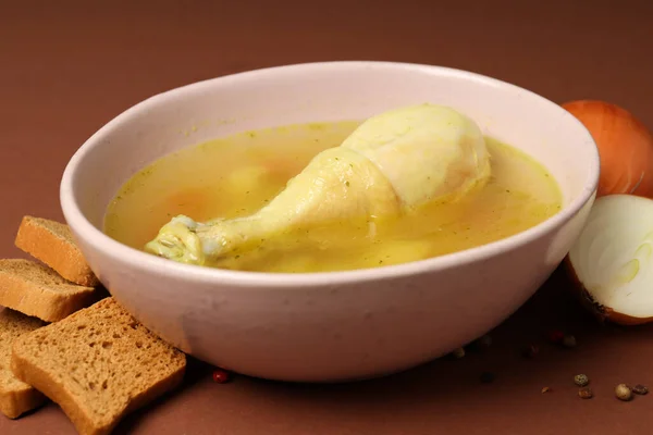 Konsep Makanan Lezat Dengan Sup Ayam Latar Belakang Coklat — Stok Foto