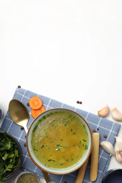 Концепция Приготовления Куриного Супа Бульона Белом Фоне — стоковое фото