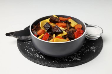 Beyaz arka planda sebzeli biftekli lezzetli yemek kavramı