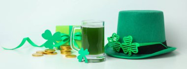 Beyaz masada farklı St. Patrick Günü aksesuarları.