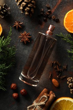 Parfüm ve malzeme dolu bir kompozisyon.