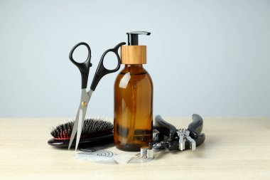 Ahşap masada saç ilaveli aksesuarlı kompozisyon