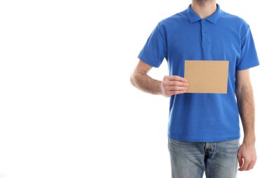 Boş mavi polo giyen adam beyaz arkaplanda izole edilmiş.