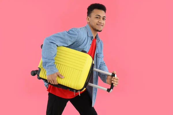 Pemuda Dengan Tas Bagasi Latar Belakang Merah Muda — Stok Foto