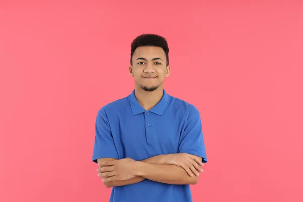 Junger Mann Blauem Polo Auf Rosa Hintergrund — Stockfoto