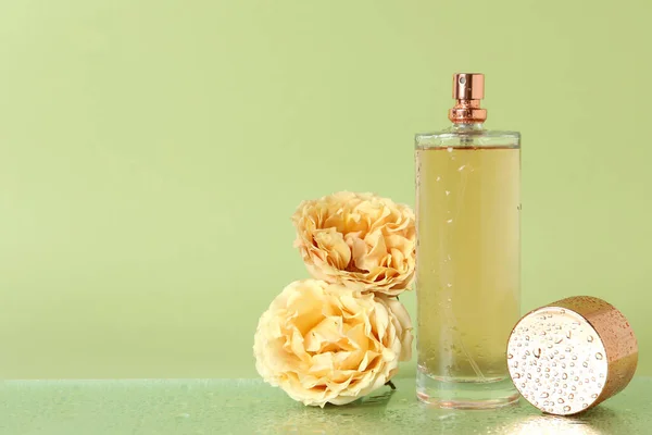 Koncepcja Kobiecych Perfum Miejsce Tekst — Zdjęcie stockowe