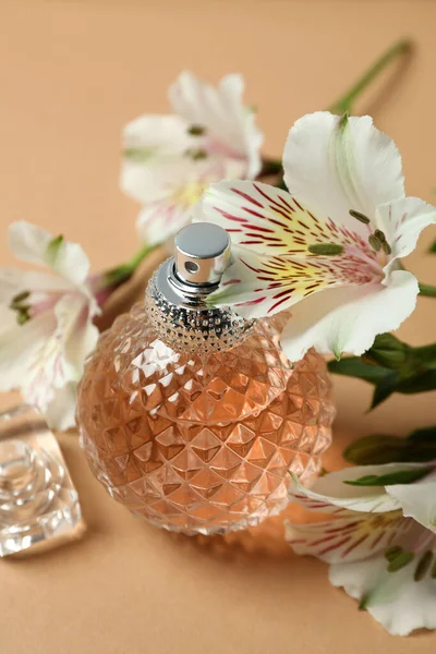 Komposition Mit Einer Flasche Weiblichen Parfüms Nahaufnahme — Stockfoto