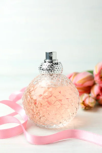 Samenstelling Met Fles Vrouwelijke Parfum Close — Stockfoto