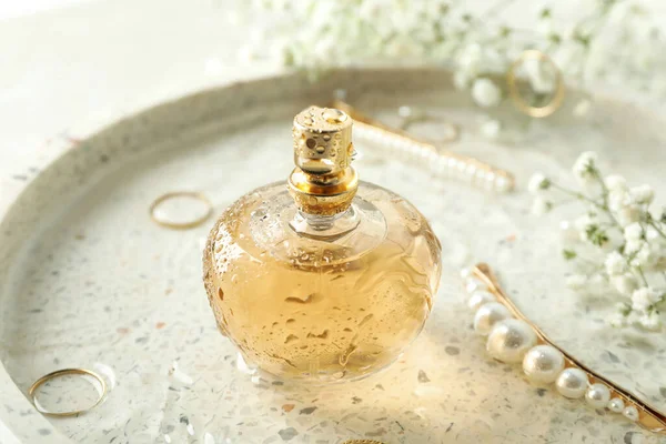 Skład Butelką Kobiecych Perfum Zbliżenie — Zdjęcie stockowe