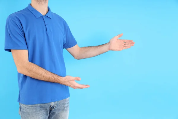 Hombre Blanco Polo Azul Sobre Fondo Azul —  Fotos de Stock