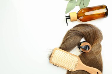 Beyaz arka planda saç bakımı kavramı