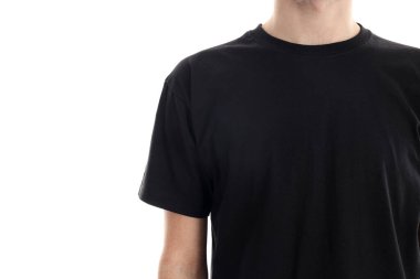 Beyaz arkaplanda siyah tişörtlü bir adam izole edilmiş.