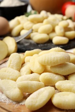 Çiğ patates gnocchi ile pişirme kavramı, yakın plan.
