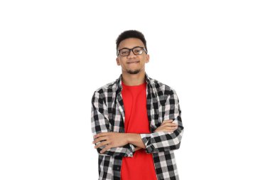 Beyaz arka plan üzerinde izole gözlüklü genç adam