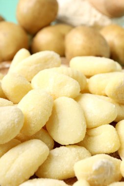 Çiğ patates gnocchi ile pişirme kavramı, yakın plan.
