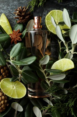 Parfüm ve malzeme içeren kompozisyon, kapat.