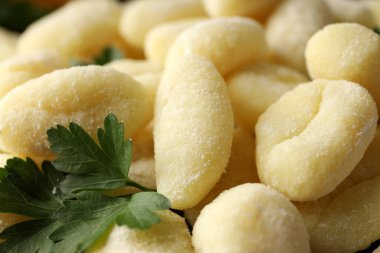 Maydanozlu çiğ patates gnocchi, yakın çekim ve seçici odaklanma